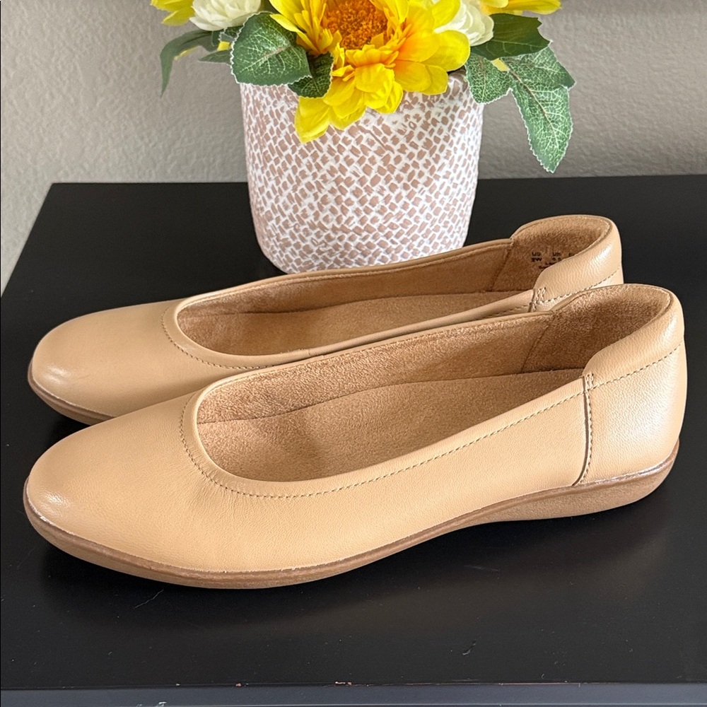 Naturalizer Women’s Flexy Tan Ballet Flats View 5